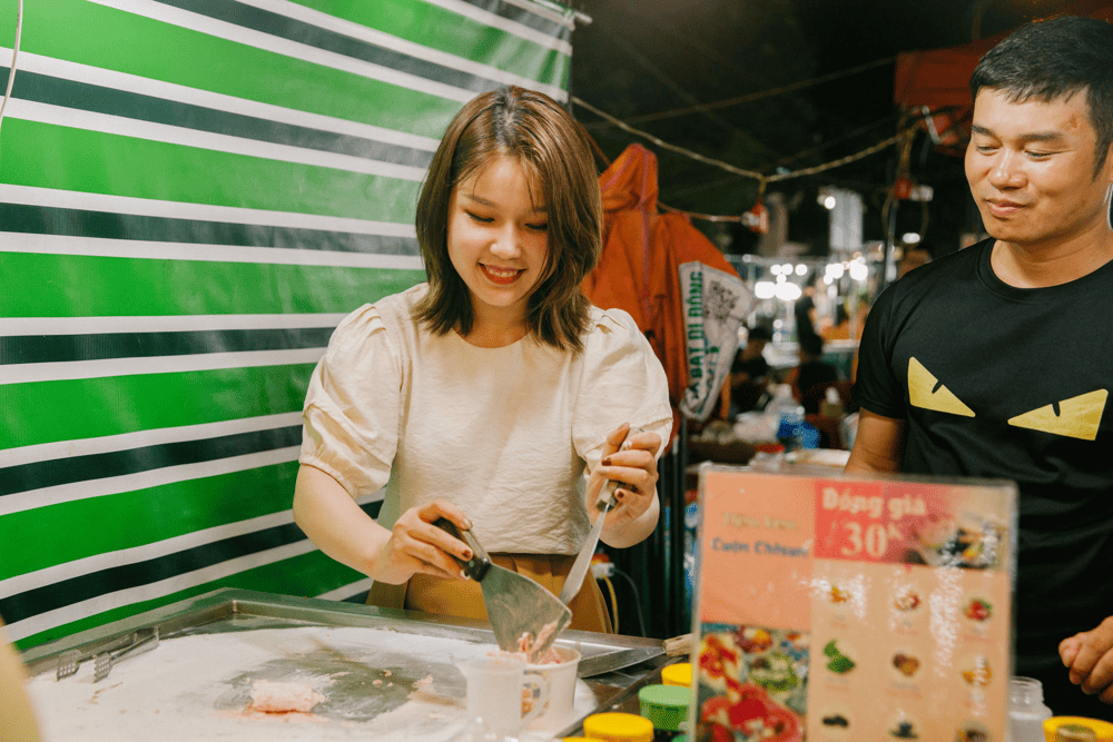 Visitors savor their food in a lively atmosphere (Source: Chợ Đ&ecirc;m Sơn Tr&agrave; - Wonders Night Market)